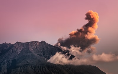 白云下的黑白山